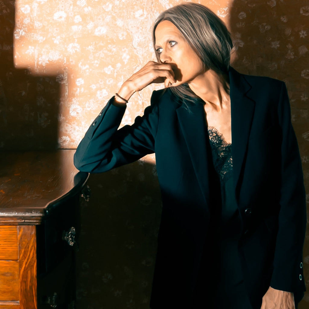 Sonic Sweetness, Bitter Truth: Juliana Hatfield Coats Mid-Life Dread in New Single "Popsicle"